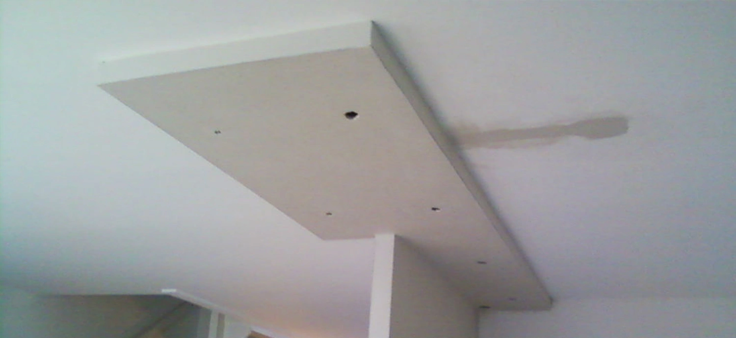 Aanzicht van een verlaagd plafond boven een kookeiland, klaargemaakt voor inbouwspots,